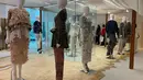 Kolaborasi ini membangkitkan kembali harapan pada diri Toton.  Ia pun terkesima dengan semangat para pengrajin yang tekun berkarya membuat batik tulis dengan teknik pewarnaan natural. Ia kembali yakin bahwa karyanya juga berkontribusi dengan penuh arti bagi industri kreatif.   [ Foto: Fimela.com ]