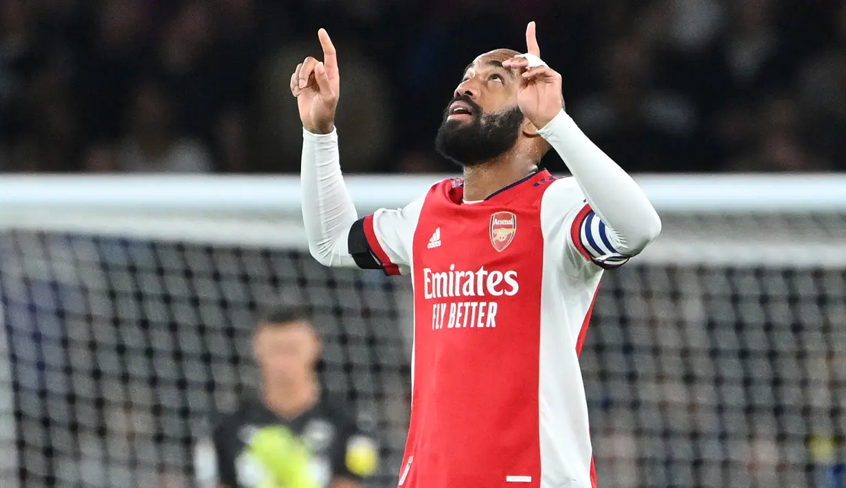 Alexandre Lacazette. Striker Arsenal ini mengikat kontrak selama 5 tahun usai didatangkan dari Lyon pada awal musim 2017/2018 dan akan habis akhir musim 2021/2022 ini. Total 5 musim, ia telah tampil dalam 173 laga di semua kompetisi dengan mencetak 67 gol dan 29 assist. (AFP/Justin Tallis)