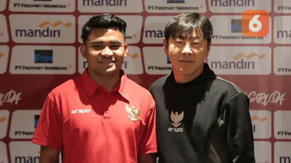 Kapten Timnas Indonesia Asnawi Mangkualam (kiri) dan sang pelatih, Shin Tae-yong dalam sesi konferensi pers jelang laga melawan Tanzania di Hotel Sultan, Jakarta, Sabtu (1/6/2024). (Bola.com/Abdul Aziz)