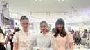 Anne Curtis, Velove Vexia, dan Mawar de Jongh hadir Dior Beauty Boutique opening party dengan gaya memikat serba pastel. Dalam balutan busana dari Dior ketiganya tampil menawan dan anggun khas rumah mode asal Prancis ini. / Foto dok: Fimela.