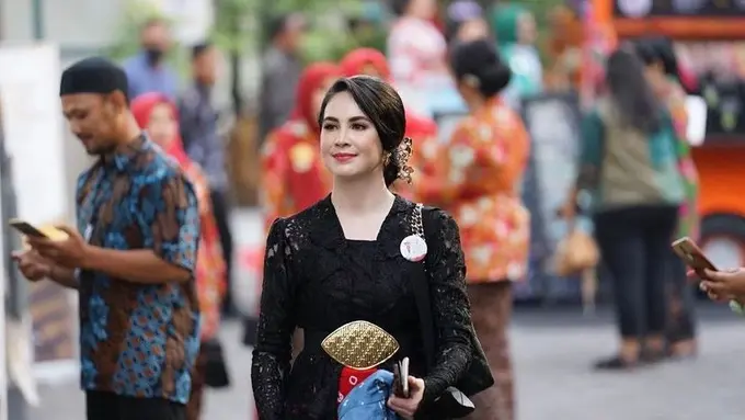 6 Potret Arumi Bachsin yang Kini Jadi Istri Wakil Gubernur Jatim, Tampil Anggun Berkebaya Hitam