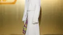 Jared Leto terlihat clean dengan longcoat dan oversized pants berwarna putih. Tampak kontras dengan rambutnya yang hitam kebiruan [Louis Vuitton]