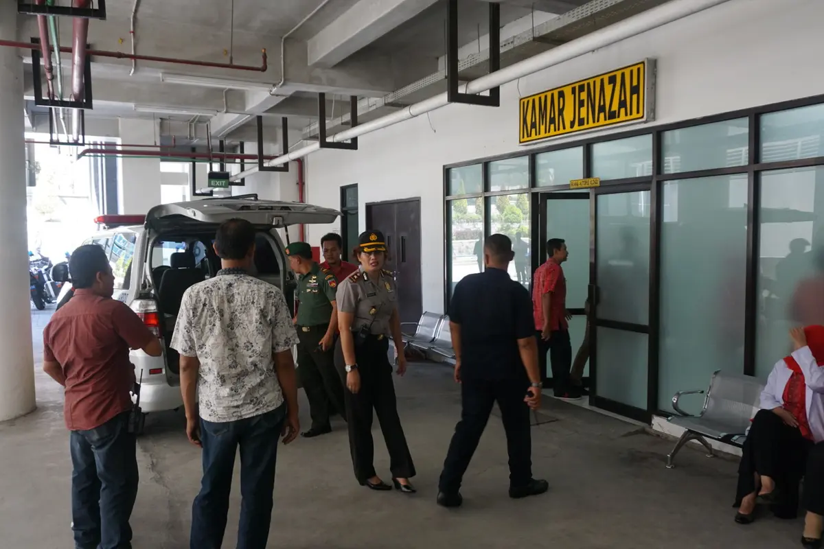 Mobil Jneazah siaga di depan kamar Jenazah untuk menjemput jasad besan Jokowi