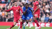 Moises Caicedo (tengah) mencoba memepertahankan bola dari rebutan Curtis Jones saat Liverpool bertanding melawan Chelsea di pekan ke delapan Premier League 2024/2025 di Anfield, Minggu (20/10/2024) malam WIB. (Jon Super/AP)