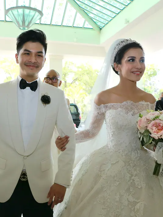Glenn Alinskie dan Chelsea Olivia. Menikah pada Kamis, 1 Oktober 2015 di Gereja Katedral, kemudian resepsi pernikahan diadakan pada Sabtu, 3 Oktober 2015 di Hotel Mulia, Senayan. (Galih W. Satria/Bintang.com)