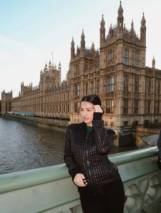 Saat menikmati liburan di London, Susan Sameh memilih tampilan edgy nan minimalis. Ia mengenakan leather zipper jacket yang dipadukan long sleeve top serba hitam. Padu padan ini memberi kesan cool dan modern, sekaligus praktis untuk menghadapi udara dingin kota London. [@susansameh].