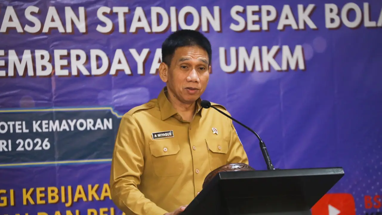 Wakil Menteri Dalam Negeri (Wamendagri) Akhmad Wiyagus saat membuka Forum Diskusi Aktual (FDA) bertema “Strategi Pengelolaan Kawasan Stadion Sepak Bola Berbasis Pemberdayaan UMKM” di Hotel Golden Boutique pada Selasa, 20 Januari 2026 (Istimewa)