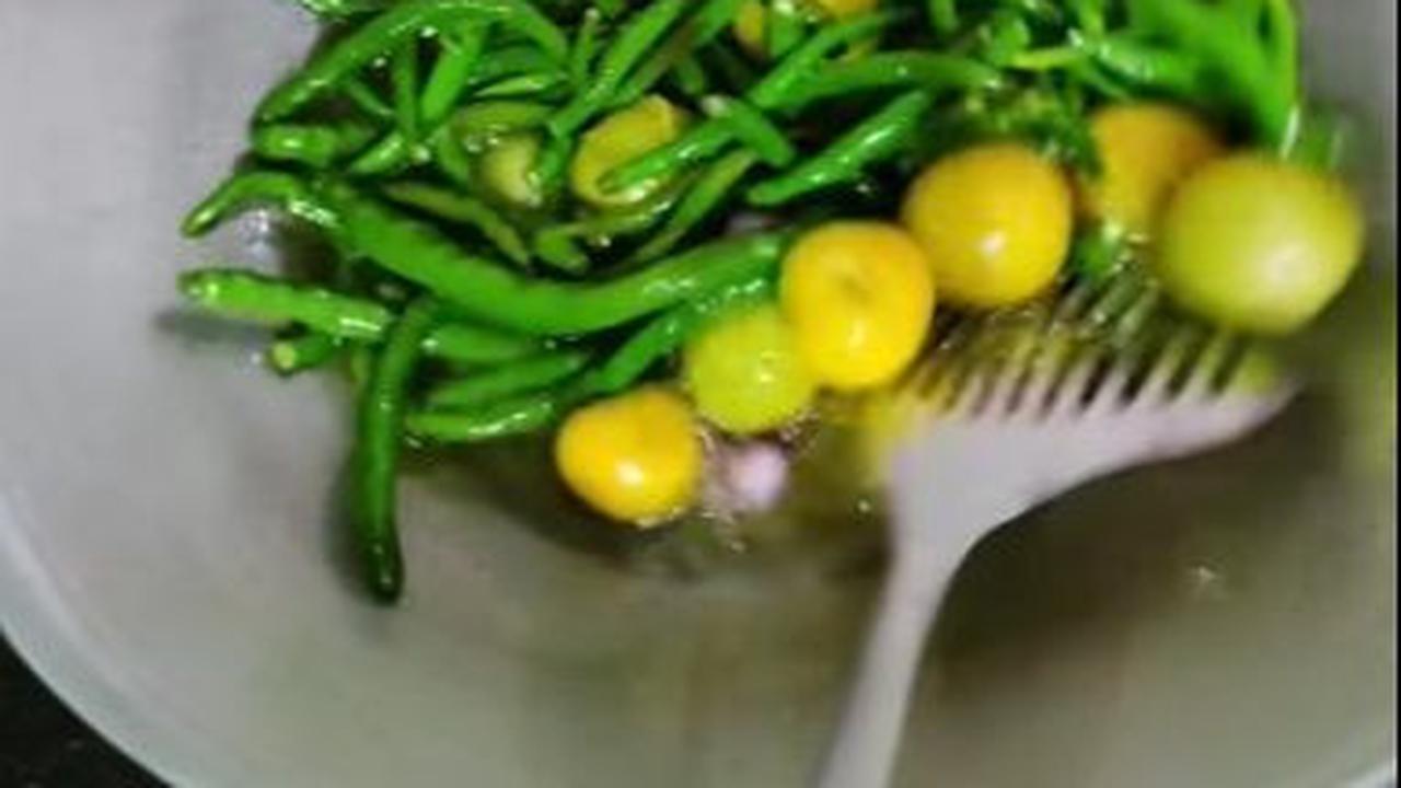 Tumis Tomat Hijau, Cabai Hijau, dan Bawang Merah