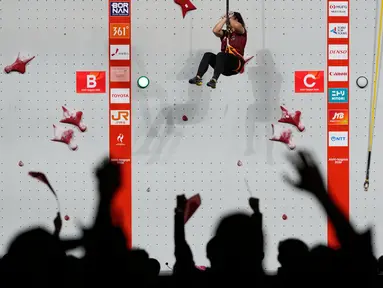 Atlet panjat tebing Indonesia Desak Made Rita Kusuma Dewi bereaksi setelah memenangi final nomor speed putri pada Asian Games 2026 di Nagoya, Jepang, Rabu (30/9/2026). Desak meraih medali emas setelah mencatat waktu 6,062 detik. (AP Photo/Dita Alangkara)