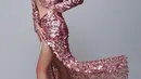 Tak hanya sekali, beberapa waktu lalu Aura Kasih juga tampak mengunggah beberapa foto hasil pemotretannya dengan gaya yang beragam. Seperti dalam potret kali ini, Aura Kasih tampil memesona dalam balutan slit dress warna pink dan gaya rambut ponytail. (Instagram/aurakasih).