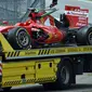 Mobil Kimi Raikkonen ringsek usai dihajar Fernando Alonso (ANDREJ ISAKOVIC / AFP)