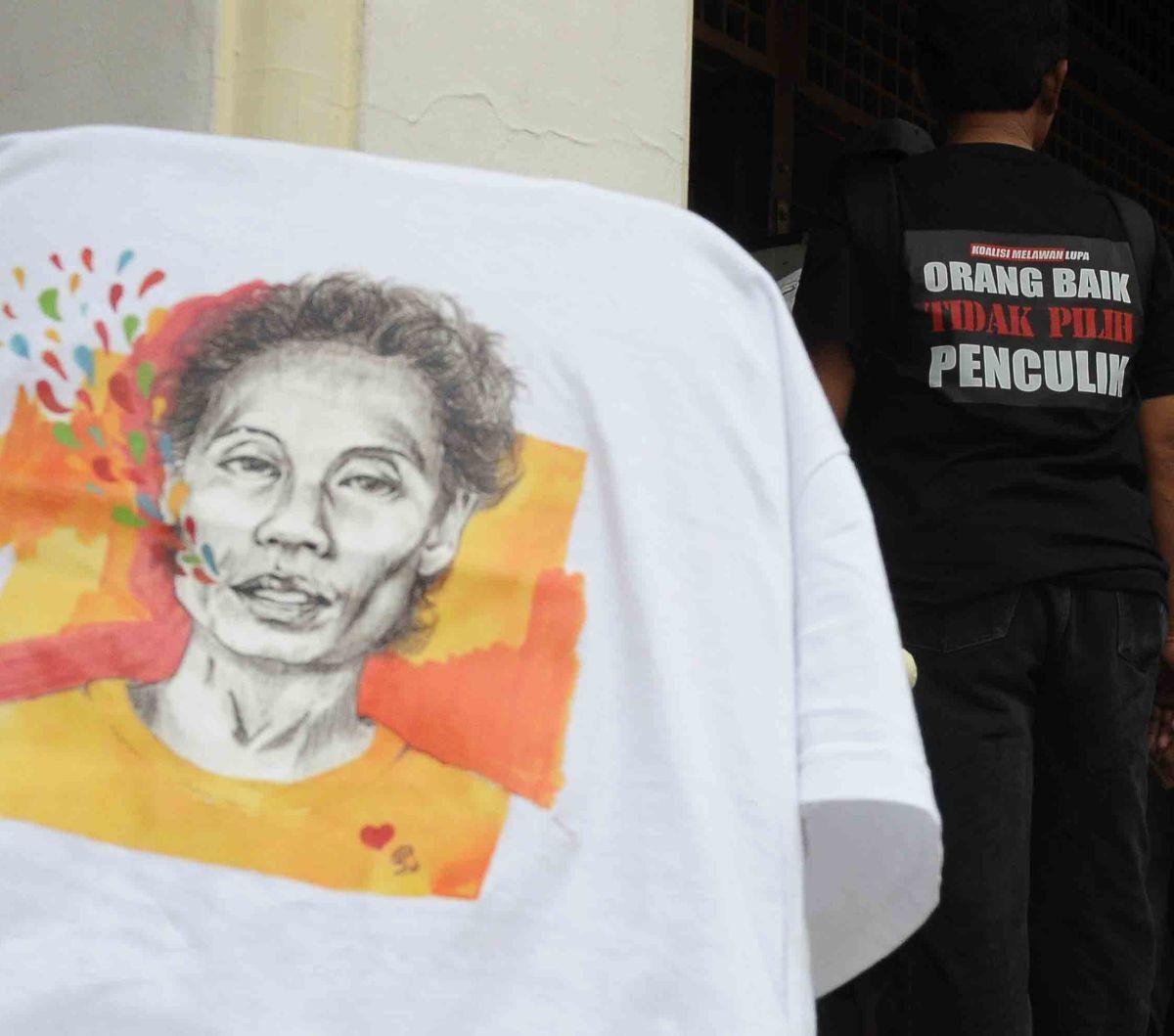 Hari ini adalah hari ulang tahun ke-60 Wiji Thukul. Penyair dan aktivis Hak Asasi Manusia (HAM) kelahiran 26 Agustus 1963 itu hilang secara misterius. <br><br>Sosok pria dengan nama asli Widji Widodo itu tidak diketahui keberadaannya hingga sekarang. Didu