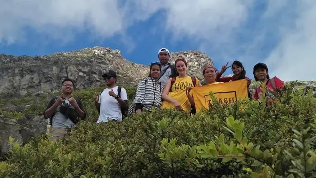 Pendaki dalam perjalanan ke Gunung Egon di NTT @anjelinaseda7541