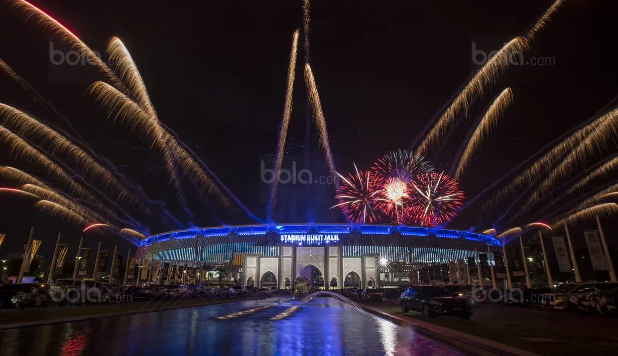 Suasana pesta kembang api saat pembukaan SEA Games di Stadion Bukit Jalil, Kuala Lumpur, Sabtu (19/8/2017). SEA Games 2017 Malaysia akan berlangsung hingga 31 Agustus. (Bola.com/Vitalis Yogi Trisna)