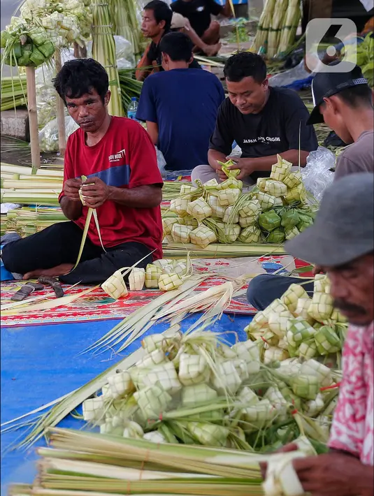 Menjelang Idul Adha 1444 H, pedagang kulit ketupat musiman mulai memadati bahu jalan. (Liputan6.com/Angga Yuniar)