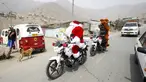 Seorang polisi Peru berpakaian seperti Santa Claus tiba dengan sepeda motornya selama perayaan Natal di Huaycan, Lima, Peru (15/12/2015). (REUTERS/Janine Costa)
