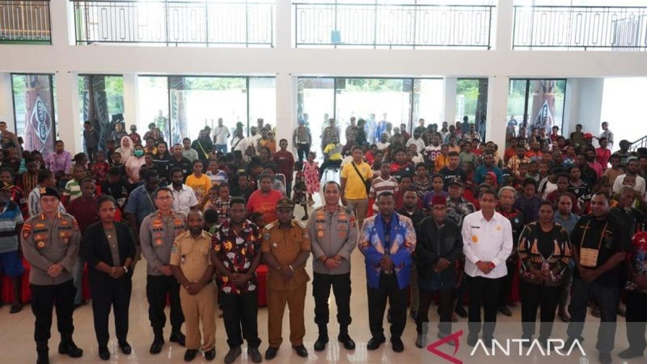 Polda Papua Barat Salurkan Bantuan Sembako untuk Pengungsi Moskona Akibat KKB