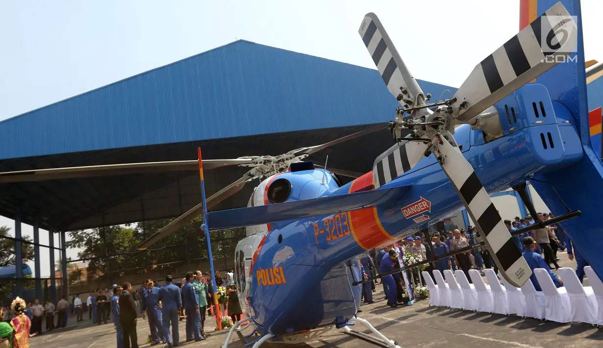 Polisi memeriksa helikopter Bell 429/P-3203 di Hanggar 3 Ditpoludara Korpolairud Polri, Pondok Cabe, Tangerang Selatan, Banten, Rabu (11/9/2019). Penambahan helikopter tersebut untuk mendukung tugas-tugas operasional Polri. (Liputan6.com/Herman Zakharia)