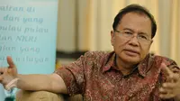 Menteri Koordinator Kemaritiman Rizal Ramli menjawab pertanyaan dalam acara temu wicara bersama wartawan di rumah dinasnya di Jakarta, Rabu (25/11). (Liputan6.com/Faizal Fanani)