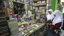 Dua orang siswa melihat buku yang dijajakan di kawasan Taman Pintar Yogyakarta, Selasa (3/11/2015). Selain banyak pilihan, toko buku di Taman Pintar terkenal dengan harga yang murah. (Boy Harjanto)