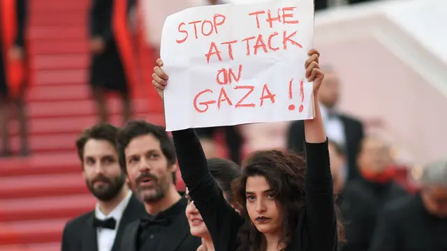Aktris Lebanon Tunjukkan Poster Untuk Gaza di Festival Cannes