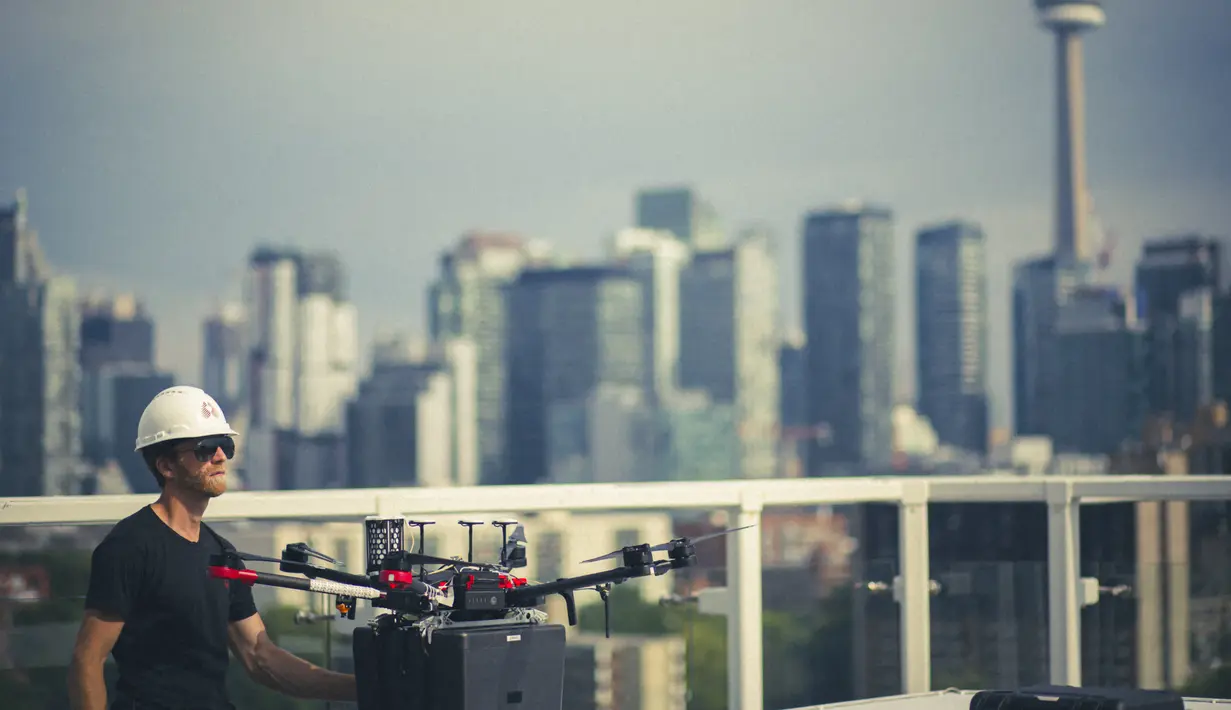 Foto yang dirilis September 2021 terlihat teknisi memeriksa drone Unither Bioelectronique untuk penerbangan bersejarahnya di Toronto, Kanada. Sejarah baru tercipta, drone itu berhasil mengirimkan sepasang paru-paru untuk transplantasi medis. (Jason van Bruggen/Unither Bioelectronique/AFP)