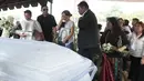 Marsha Aruan menyeka air mata saat mengikuti prosesi pemakaman ibundanya, Lisa Diana Tambunan, di TPU Tanah Kusir, Kebayoran Lama, Jakarta Selatan, Rabu (21/10/2026). (KLY/Budy Santoso)