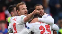 Harry Kane cs merayakan gol yang dicetak Raheem Sterling saat Inggris lawan Republik Ceko (AFP)