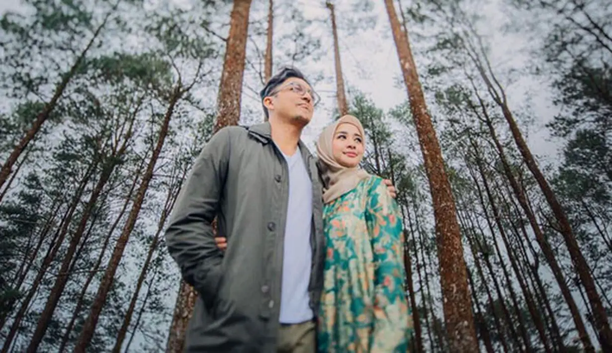 Soal resepsi ke-2nya ini, sepertinya Bella dan Emran memang menutupinya. Meskipun begitu, warga net tetap menyambut dengan antusias tinggi. Tak sedikit doa dan harapan mereka panjatkan untuk pasangan baru ini. (Instagram/laudyacynthiabella)