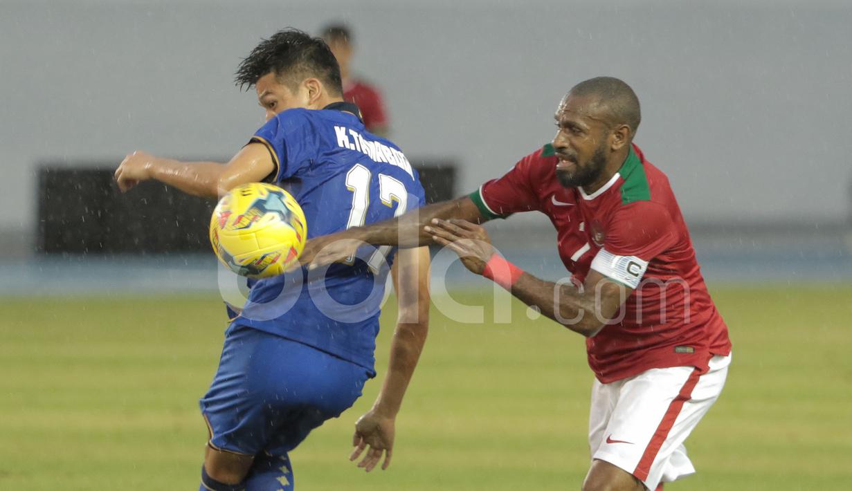 Boaz Solossa menjadi inspirator kebangkitan Timnas Indonesia pada babak kedua saat melawan Thailand di laga perdana Grup A Piala AFF 2016 di Phlippines Sport Stadium, Bocaue, Bucalan, Filipina, Sabtu (19/11/2016). (Bola.com/Nicklas Hanoatubun)