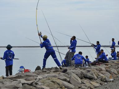 Peserta saat mengambil bagian dalam kompetisi memancing di pantai Banda Aceh (24/11/2019). Sebanyak 1.024 pemancing ikut memeriahkan Banda Aceh Fishing Tournament 2019. (AFP Photo/Chaideer Mahyuddin)