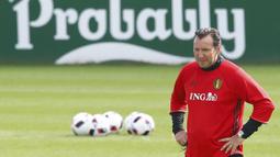 Pelatih Belgia, Marc Wilmots memimpin latihan timnya jelang melawan Wales pada perempat final piala Eropa 2016 di  Girondins de Bordeaux, Le Haillan, Prancis, (28/6/2016). (REUTERS/Regis Duvignau)