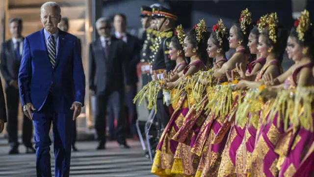Presiden Amerika Serikat Joe Biden (tengah) tiba di terminal VVIP I Bandara I Gusti Ngurah Rai Bali, Minggu (13/11/2022) disambut tarian Bali. (ANTARA FOTO/Media Center G20 Indonesia/Galih Pradipta/nym)