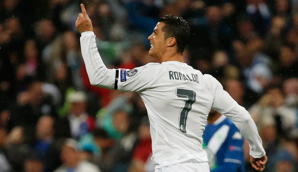 Gelandang Real Madrid, Cristiano Ronaldo melakukan selebrasi usai mencetak gol kegawang Wolfsburg di leg kedua liga Champions di Santiago Bernabeu, Spanyol (13/4). Madrid menang atas Wolfsburg dengan skor 3-0. (Reuters/Sergio Perez)