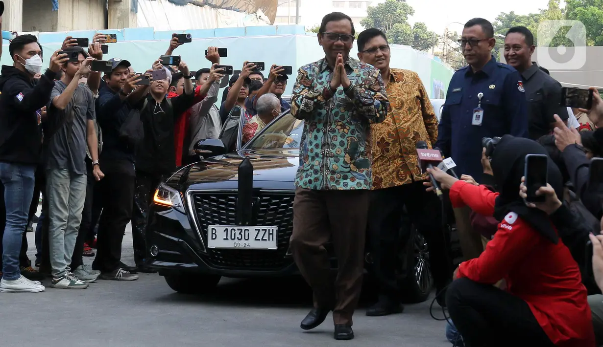 Mahfud Md yang menumpangi mobil Toyota Crown Hybrid berwarna hitam dengan nopol B 1030 ZZH tiba pada pukul 07.00 WIB. (Liputan6.com/Herman Zakharia)