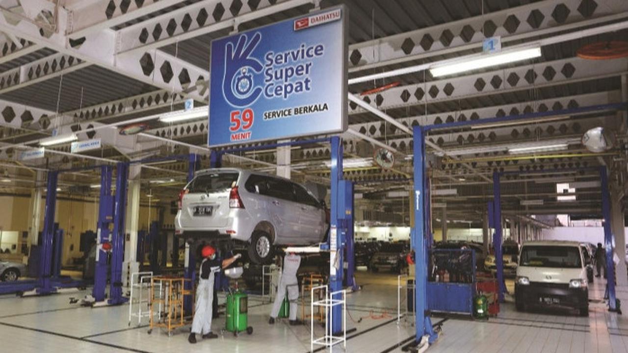 Selain pemeriksaan secara mandiri, Anda juga dapat mempercayakan mobil<br>kesayangan ke bengkel resmi Daihatsu terdekat, yang punya fasilitas lengkap dan teknisi profesional agar kondisi mobil tetap prima setelah digunakan dalam perjalanan panjang.
