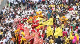 Parade Barongsai memeriahkan iring-iringan massa parade kebudayaan 'Aksi Kita Indonesia' dari Sudirman menuju Bundaran HI, Jakarta, Minggu (4/12). Aksi "Kita Indonesia" diisi pertunjukan kesenian budaya. (Liputan6.com/Fery Pradolo)