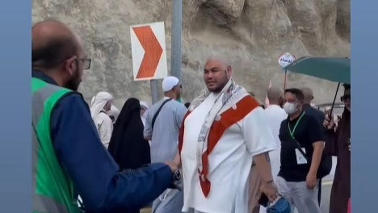 7 Potret Ivan Gunawan Jalan Kaki Menuju Jamarat untuk Lempar Jumrah, Langsung Diserbu Emak-Emak Jemaah Haji Indonesia Minta Foto Bareng