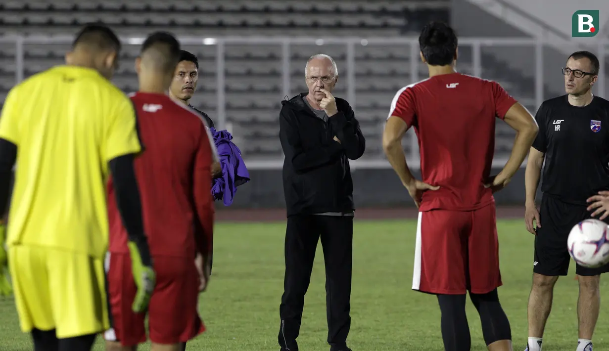 Pelatih Filipina, Sven-Goran Eriksson, mengamati anak asuhnya saat latihan di Stadion Madya Senayan, Jakarta, Selasa (22/11). Latihan ini persiapan jelang laga Piala AFF 2018 melawan Indonesia. (Bola.com/Yoppy Renato)