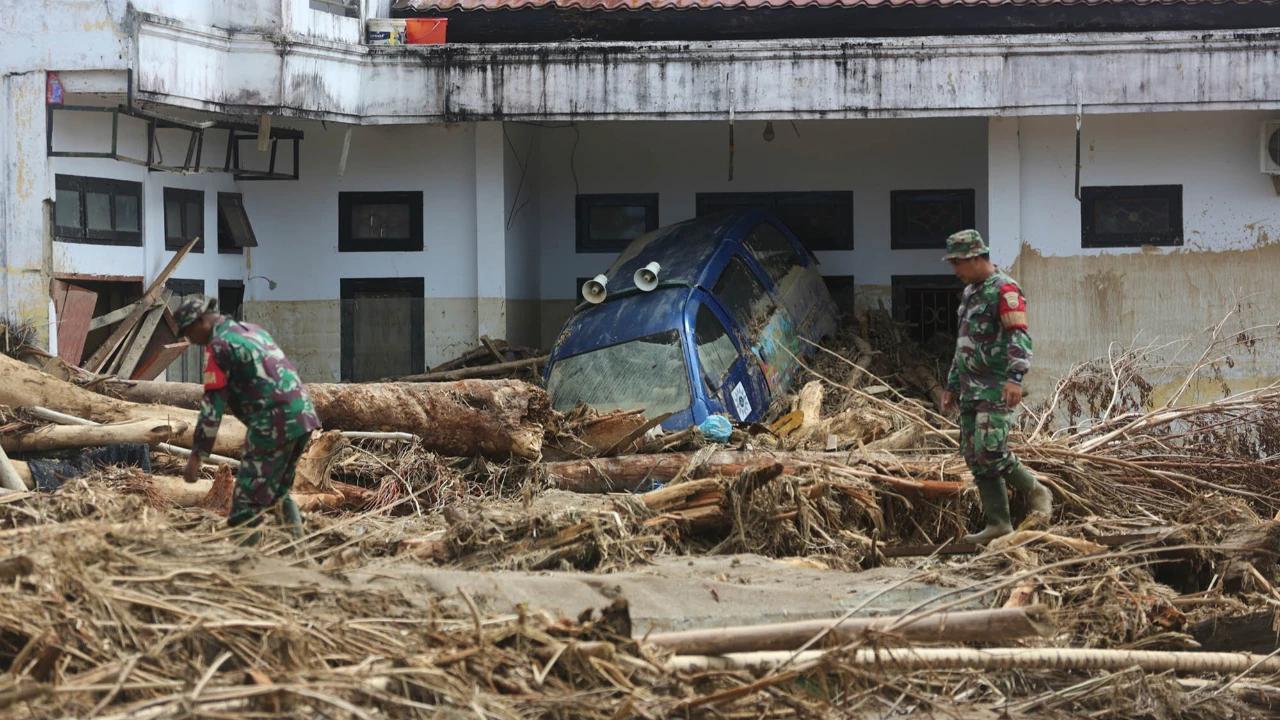 FOTO: Potret Kayu Gelondongan Hancurkan Rumah dan Fasilitas Warga