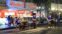 Suasana wisata malam di Jalan Tunjungan Surabaya. Foto (istimewa)