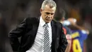 Atletico de Madrid&#039;s coach Javier Aguirre watches his team get beaten by Barcelona during their Spanish League football match at the Camp Nou stadium in Barcelona on October 4, 2008. AFP PHOTO / LLUIS GENE