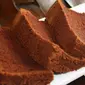 Kue bolu cokelat Kit-Kat ini tampil beda, lebih segar, dan bahan-bahannya murah meriah.