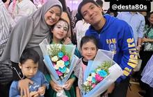 Deretan Potret Desta dan Natasha Rizky Tampil Manis dan Hangat Mendampingi Putri Mereka di Acara Sekolah