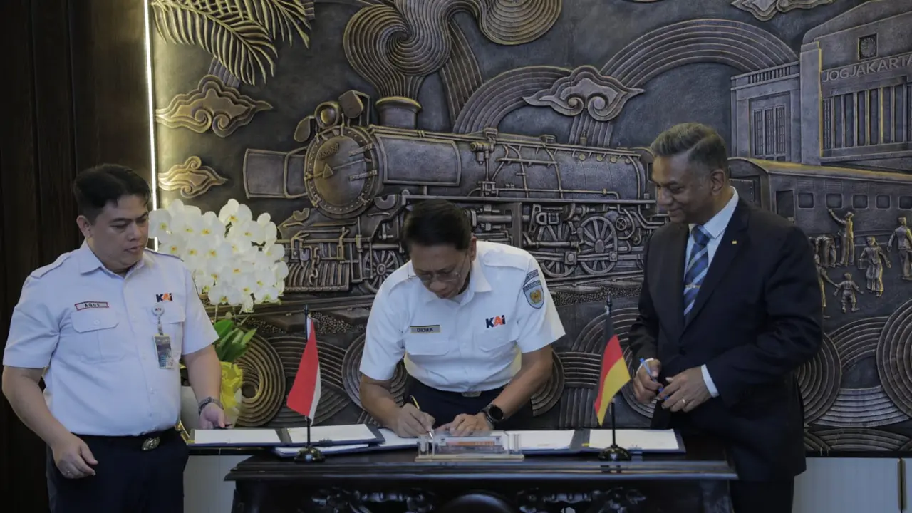 Direktur Utama KAI Didiek Hartantyo dan perwakilan Deutsche Bahn, Milind Nirmal serta Marvin Windolf menandatangani nota kesepahaman (MoU)