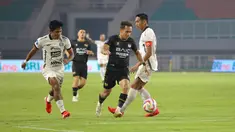 Egy Maulana Vikri dengan mudah melewati dari kepungan Firza Andika dan Rizky Ridho dalam laga pekan ke-22 BRI Liga 1 2024/2025 Dewa United vs Persija Jakarta di Stadion Pakansari, Sabtu (8/2/2025). (Bola.com/Abdul Aziz)