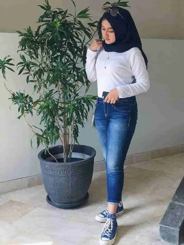 Kombinasi Skinny Jeans dan Blouse Trendy