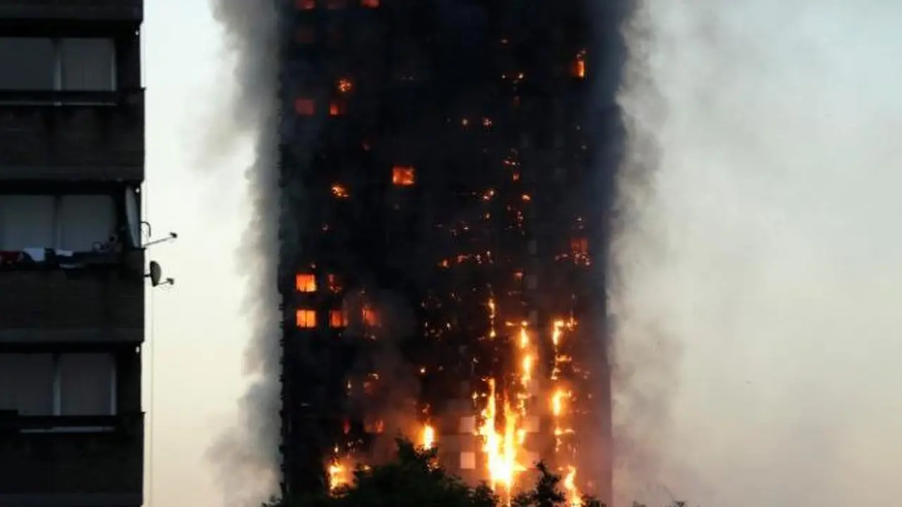 Kebakaran apartemen Grenfell Tower di London. (AP) 