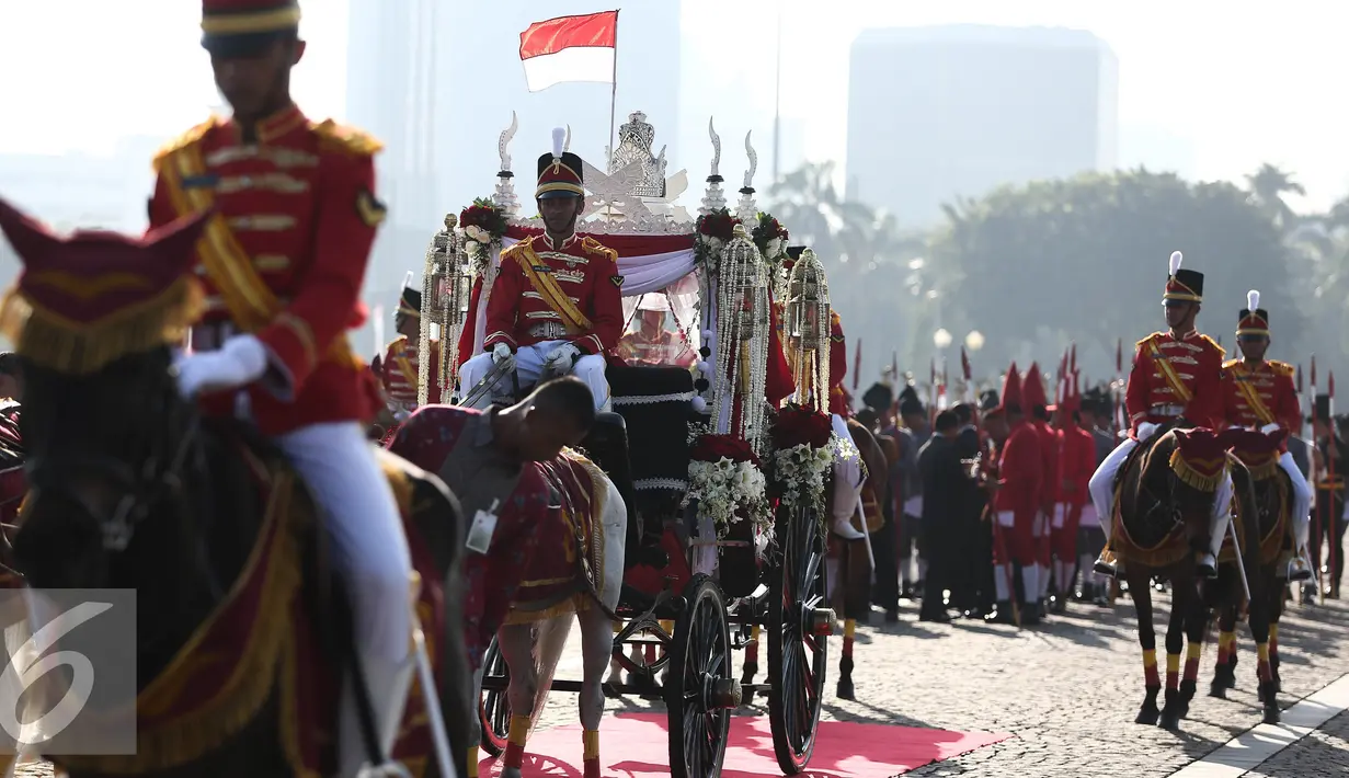 Pasukan berkuda mengiringi pembawa duplikat bendera pusaka dari Monumen Nasional menuju Istana di Jakarta, Rabu (17/8). Kegiatan tersebut dalam rangka memperingati HUT RI ke-71. (Liputan6.com/Faizal Fanani)