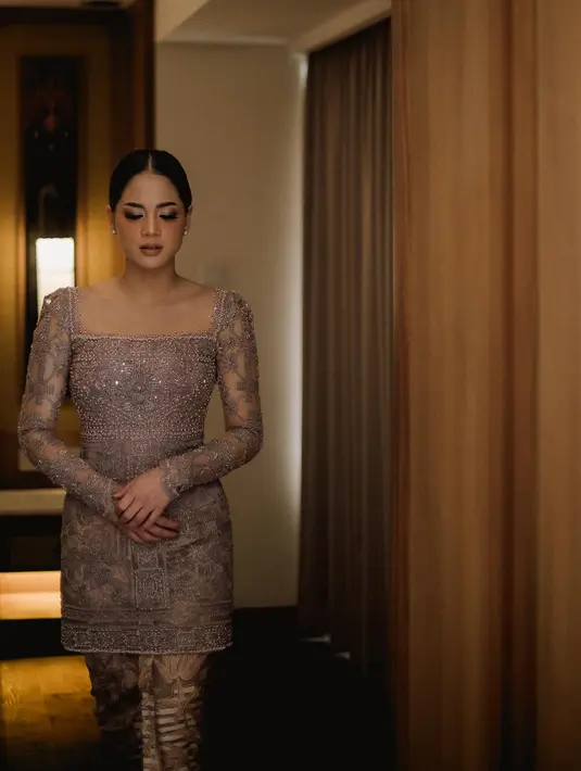 <p>"Kebaya dengan aksen square neck lantas memberi statement keanggunan dari calon mempelai, @dhabitannisa kala itu," kata The Bride Story. (Foto: Instagram/ thebridestory)</p>